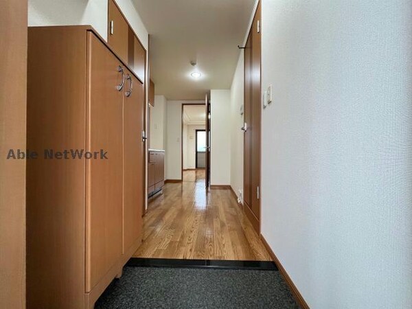 玄関回り(※同物件別部屋の写真です。)