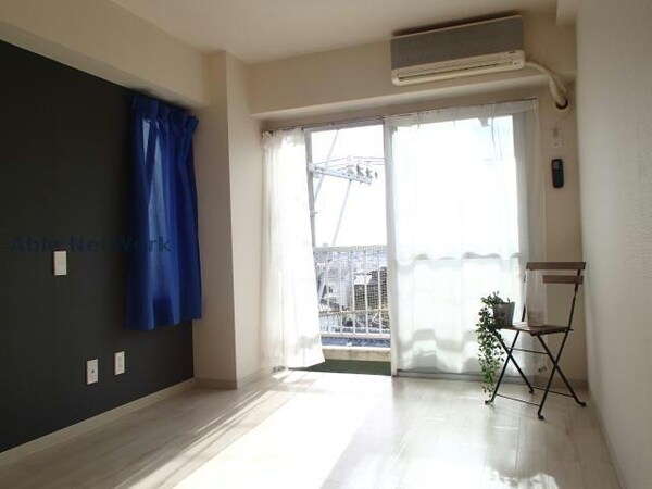 居室(※同物件別部屋の写真です。)