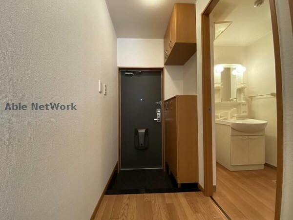 玄関回り(※同物件別部屋の写真となります。)