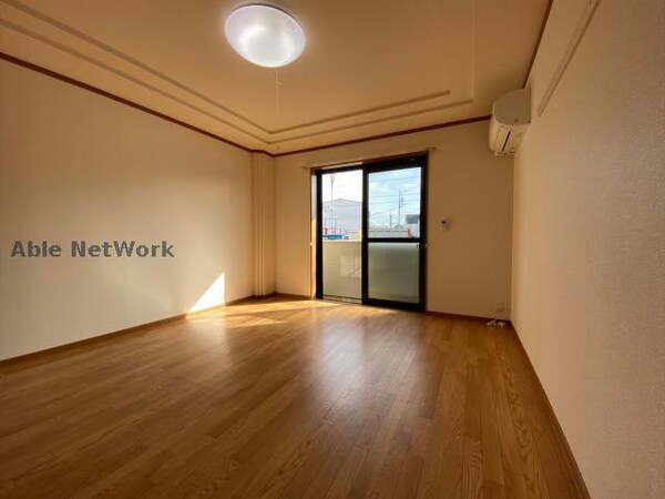 居室(※同物件別部屋の写真です。)