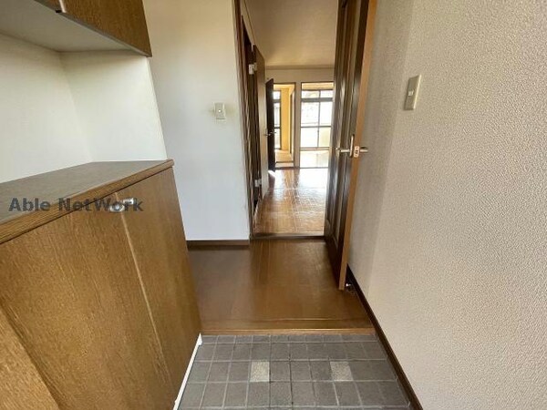 玄関回り(※同物件、別部屋の写真です)