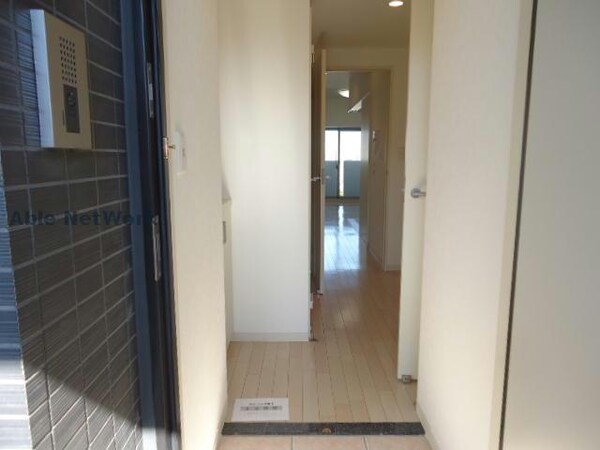 玄関回り(※同物件別部屋の写真となります。)