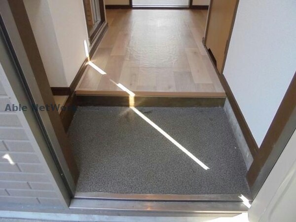 玄関回り(別部屋の写真となります)