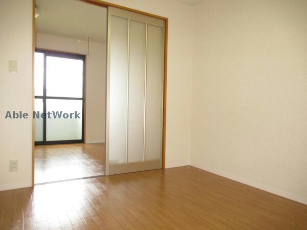 居室(※同物件、別部屋の写真です)