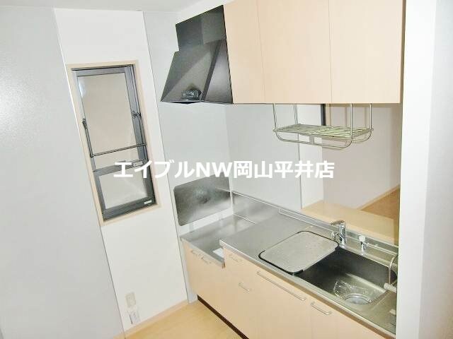 物件内観写真6　(キッチンに窓付き)