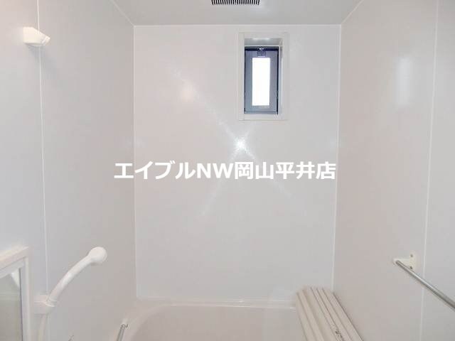 物件内観写真21　(浴室に窓付きなので明るいですね)
