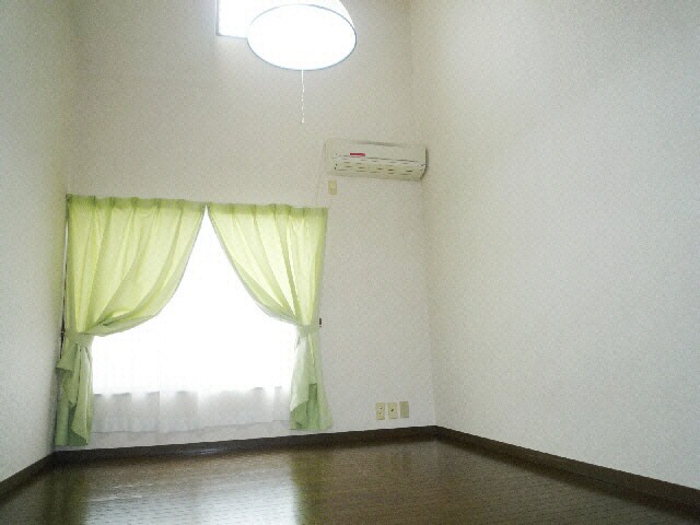 物件内観写真5　(天井の高い洋室)