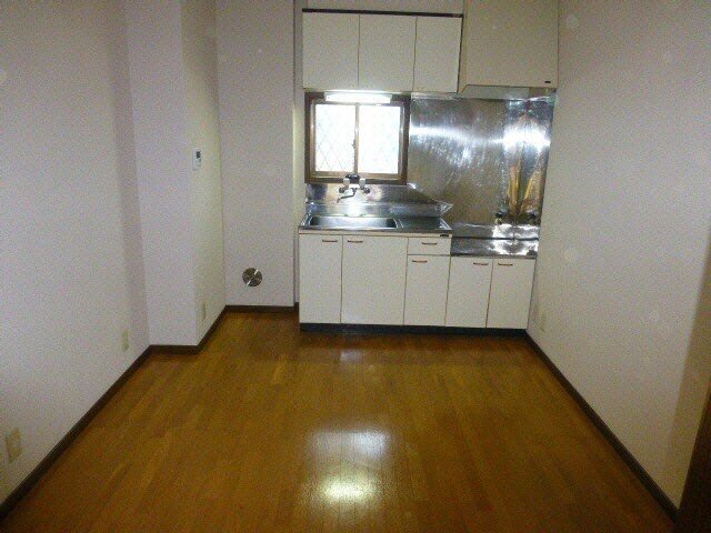 物件内観写真5　(約６帖のDK)