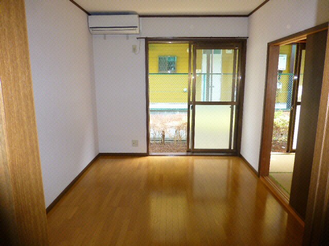 物件内観写真6　(明るい洋室)