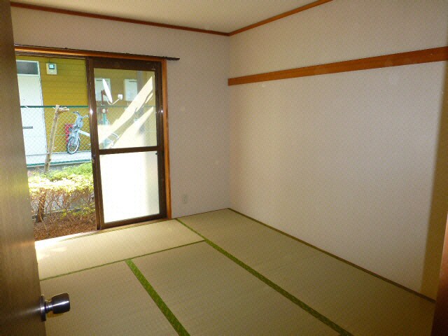 物件内観写真7　(ごろ寝ができる和室)