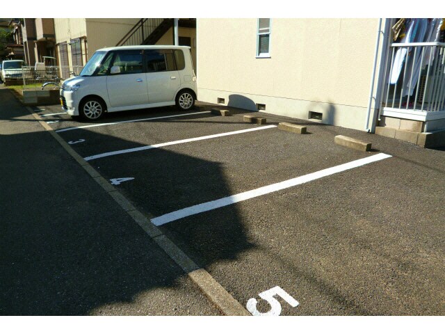 物件外観写真2　(駐車場)