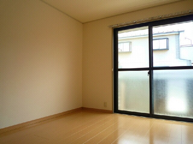 物件内観写真6　(日当りの良い洋室)