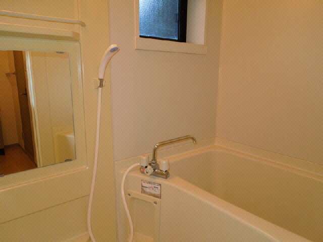 物件内観写真8　(浴室には窓があります)