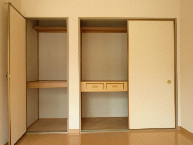 物件内観写真11　(充実の収納スペース)