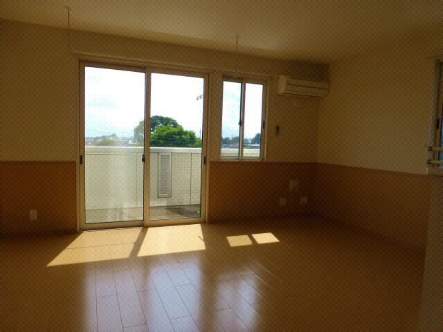 物件内観写真5　(日当たり良好なLDK)