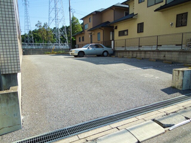 物件外観写真3　(駐車場)