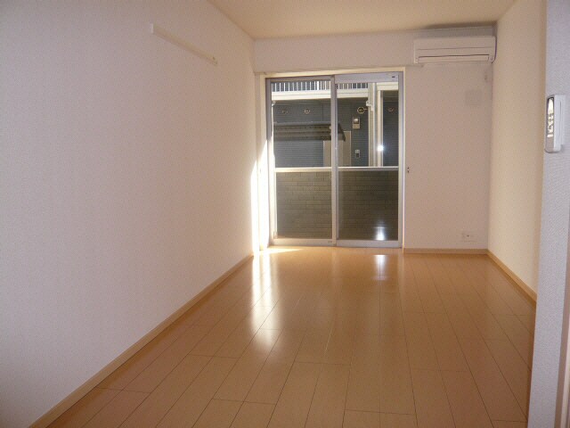 物件内観写真8　(広々使える洋室)