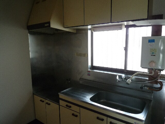 物件内観写真6　(キッチンに窓あり)