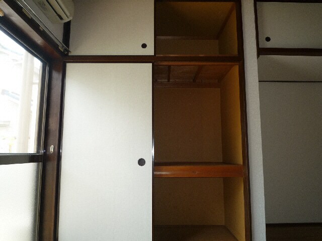 物件内観写真12　(1間の収納空間)