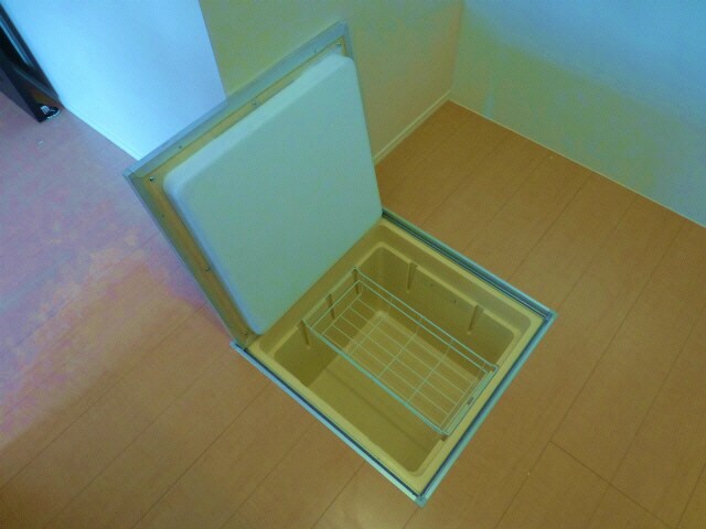 物件内観写真7　(便利な床下収納)
