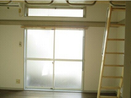 物件内観写真5　(約6帖の洋室)