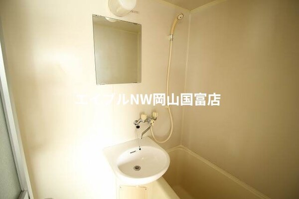 洗面所(類似部屋の写真です。実際とは若干異なります。)
