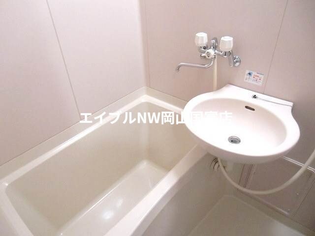 物件内観写真10　(一人暮らしでも充分浸かれるお風呂です！)