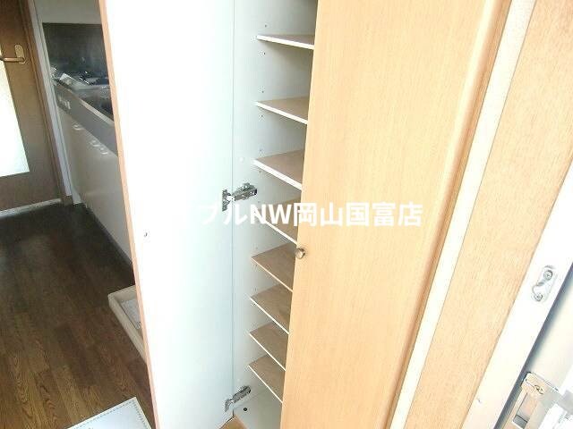 物件内観写真11　(玄関靴箱あって靴が多い人でも、友達遊びに来ても大丈夫！)