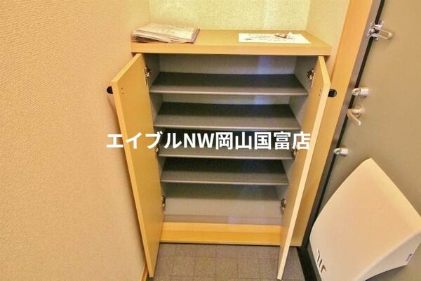 玄関(２人でも十分な容量)