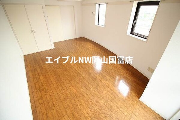 居室・リビング(類似部屋の写真です。実際とは若干異なります。)