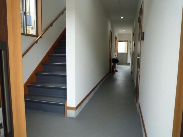 物件外観写真6　(共用部分　廊下階段)