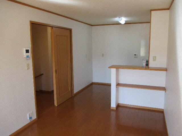 物件内観写真5　(リビング（10.2帖）)