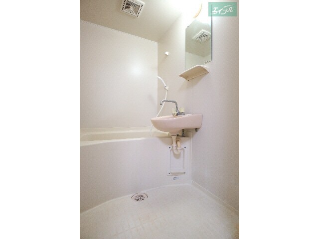 物件内観写真6　(浴室・洗面台)