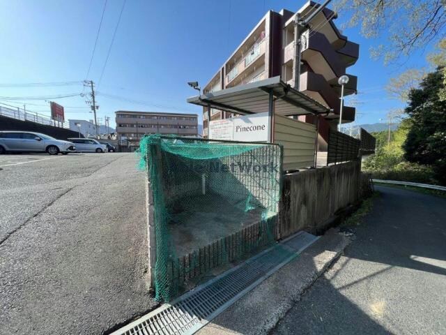 物件外観写真5　(敷地内ゴミ捨て場)