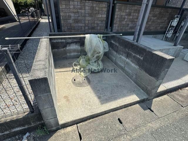 物件外観写真6　(敷地内ゴミ捨て場♪)