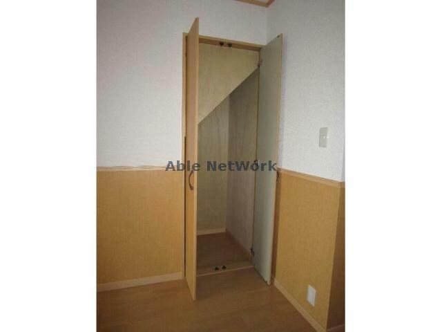 物件内観写真7　(階段下収納)