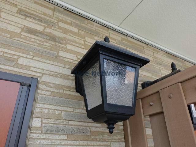 物件外観写真9　(玄関照明)