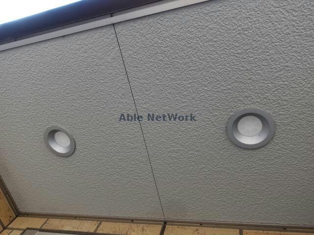 物件外観写真9　(玄関照明)