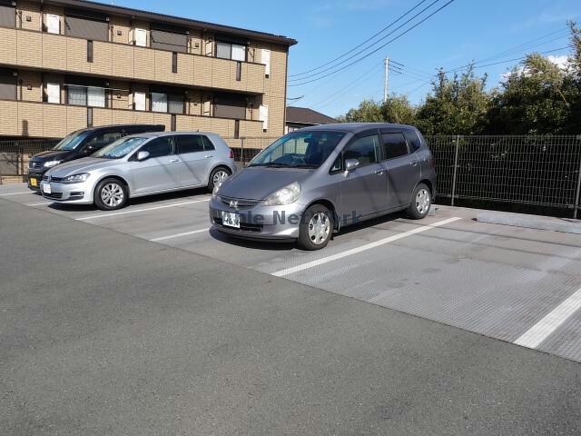 物件外観写真14　(敷地内駐車場)