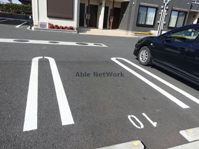 物件外観写真10　(敷地内駐車場)