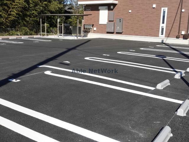 物件外観写真15　(敷地内駐車場)