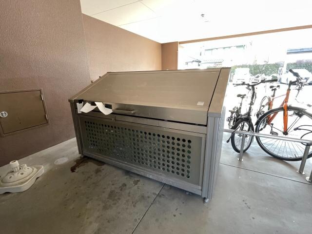 物件外観写真4　(敷地内ゴミ置場)