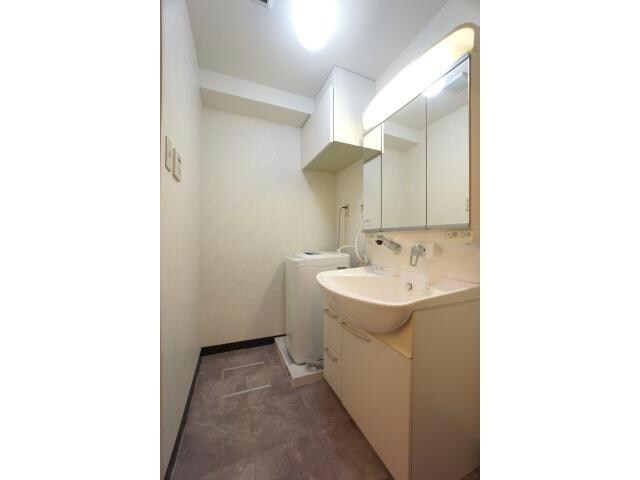 物件内観写真12　(三面鏡付き独立洗面台)