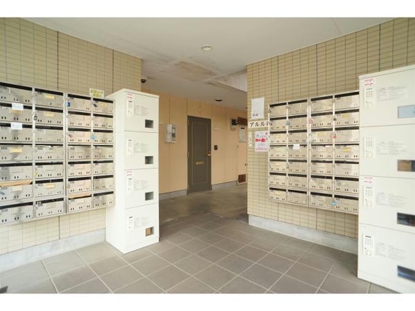 エントランス部分(集合ポスト宅配ＢＯＸ付き♪)