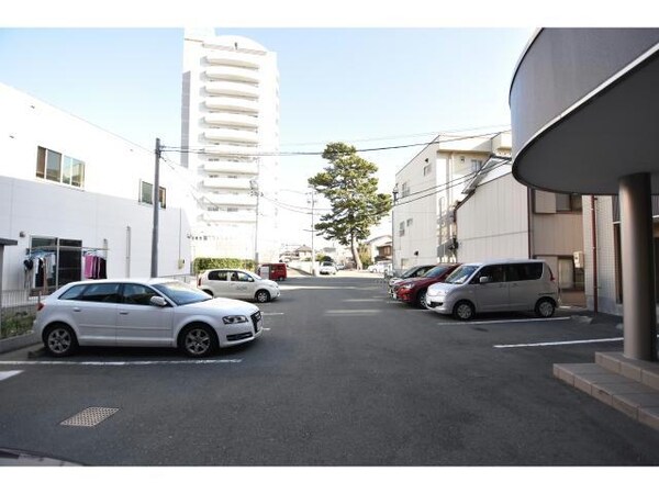 駐車場(駐車場利用可能（8,800円税込）)