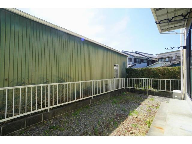 物件内観写真16　(お手入れも大変だけど広々専用庭付き♪)
