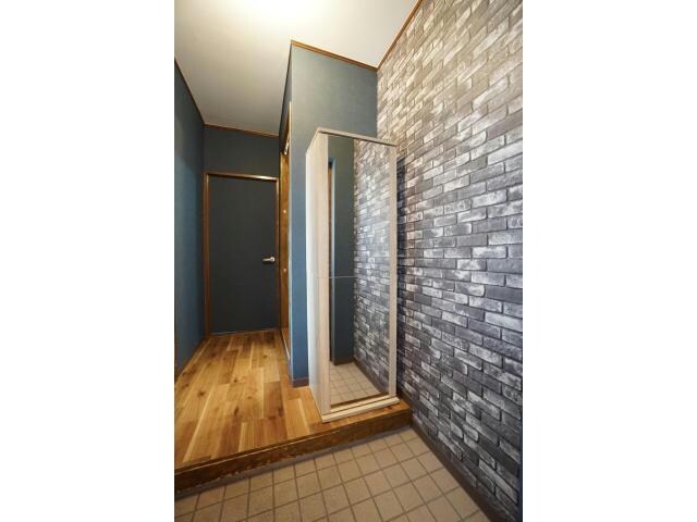 物件内観写真11　(姿見鏡の下足入れ♪)