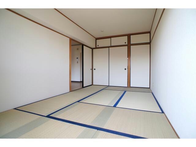 物件内観写真6　(収納は押入れタイプで、奥行き深め♪)