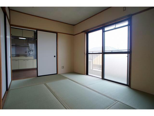 物件内観写真9　(リビングの隣和室)