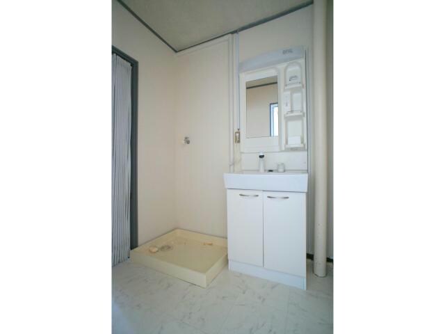 物件内観写真9　(シャワー付き独立洗面台♪)